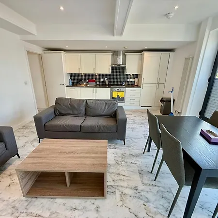 Deluxe Entire Apartment With 2X Bedrooms, 2X Bathrooms And A Big Living Room In The Olympic Park And Westfield At Stratford-3