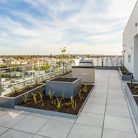 Westwood Penthouse 3 Bedroom 2 Bath W Gym, Balcony, Parking-2
