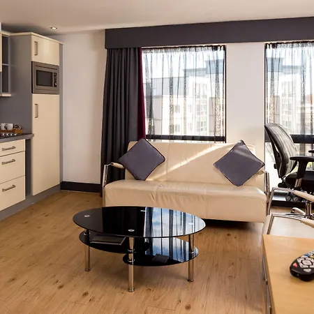Roomzzz Leeds City West-3
