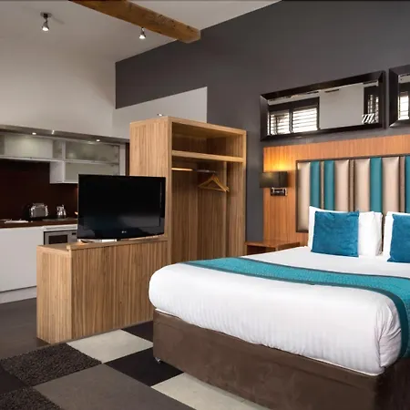 Roomzzz Manchester City-3