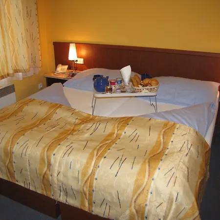 Aparthotel Austria Suites-3