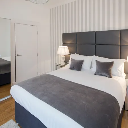 Edinburgh Castle Apartments-3