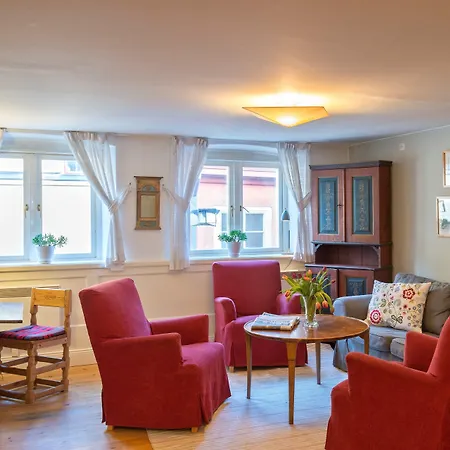 Lady Hamilton Apartments-3