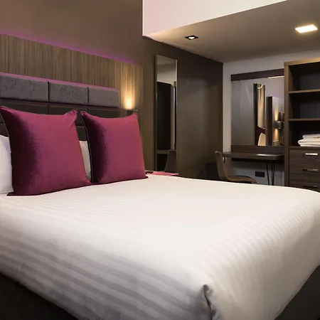 Roomzzz Manchester Victoria-2
