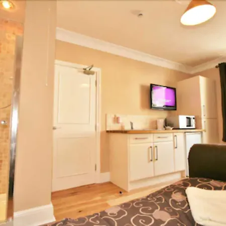 Central Studios Gloucester Road By Roomsbooked - Free Parking-2
