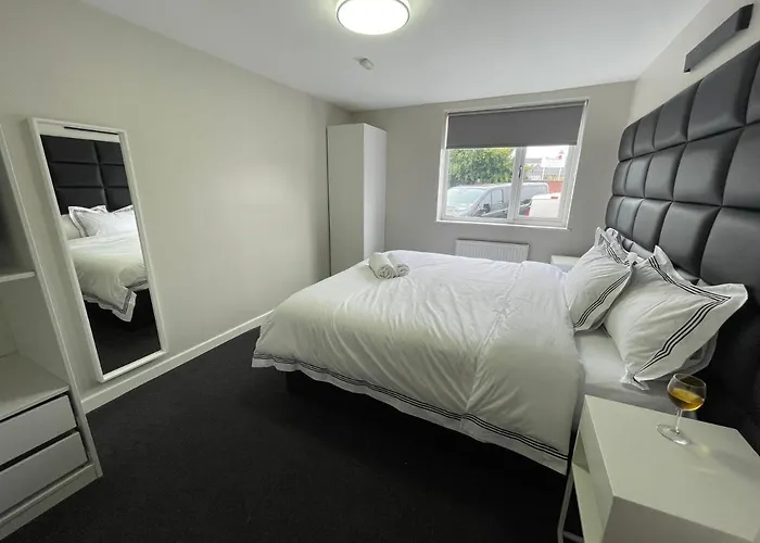 Mays Apartments: City Centre Convenience with Free Parking Liverpool