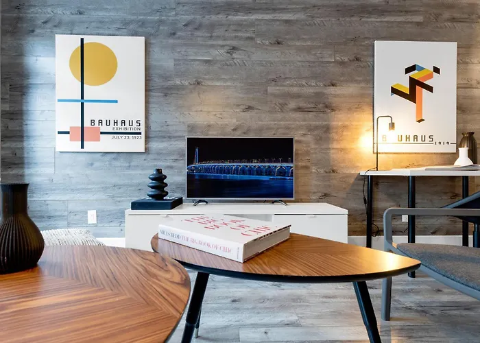 Liv Mtl Urban Spacious Group Suites Near Downtown Montreal