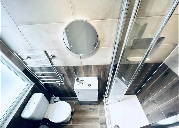 London South Charming Ensuite Look Like Hotel Designer Room