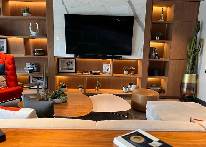 Wallace Luxurious Los Angeles