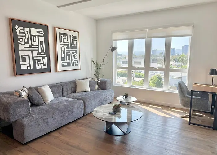 Westwood Penthouse 3 Bedroom 2 Bath W Gym, Balcony, Parking Los Angeles